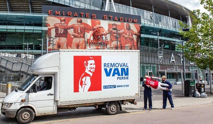 Trong khi đó tại sân Emirates, các CĐV Arsenal nhanh chóng thể hiện thái độ của mình khi ném búp bê "Van Persie" lên một chiếc xe tải có đề dòng chữ "Removal Van Persie" (Loại bỏ Van Persie)